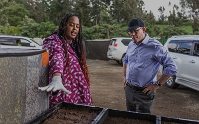 Mark Suzman, PDG de la Fondation Bill & Melinda Gates, et Talash Huijbers, fondatrice et PDG d’InsectiPro, visitent un élevage d’insectes à Limuru, au Kenya, en 2023.