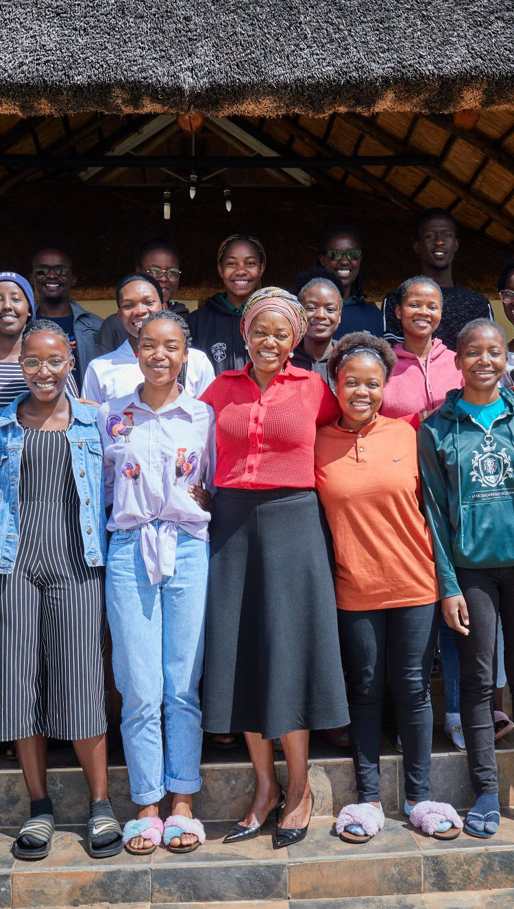 Tsitsi Masiyiwa mit Absolventinnen und Absolventen der Star Leadership Academy, einem Führungsprogramm für akademisch begabte afrikanische Schülerinnen und Schüler in Harare (Simbabwe). 