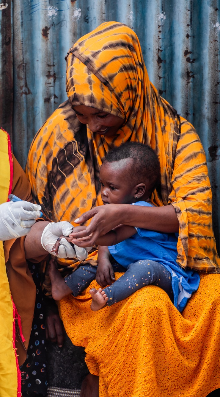 A community health worker puts a mark on a child&#39;s finger after administering the polio vaccine during a door-to-door polio vaccination (nOPV2) campaign in the Hamar Jajab district, in Mogadishu, Somalia, on May 29, 2023.