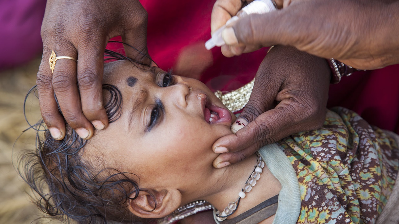 A child receives polio drops in Roti Mushahari village, Bihar.