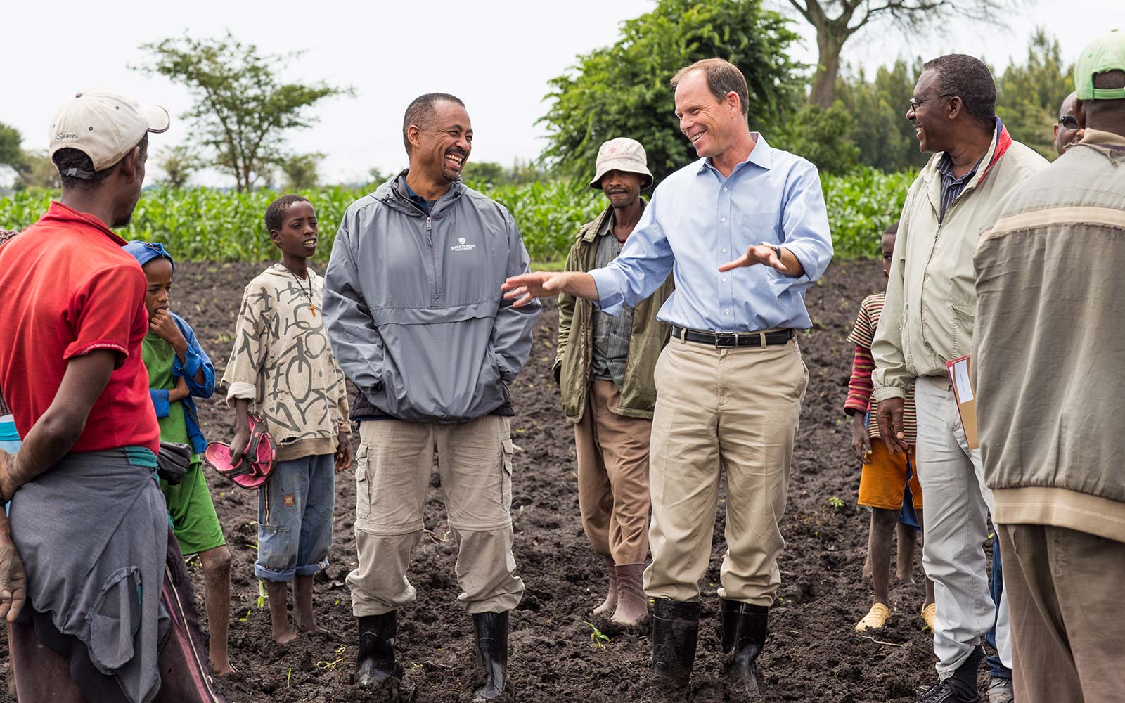 Mark Suzman with health workers