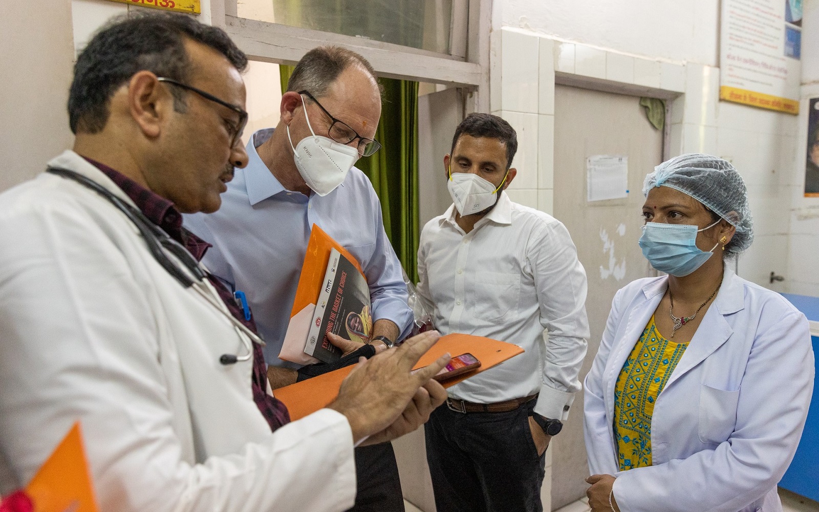 Mark Suzman sees a medical app demonstration at the Veerangana Awanti Bai Women Hospital in India. 