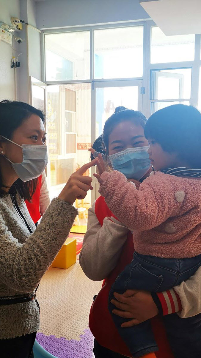 Belinda Tanoto visitando el Centro HOPE en Shandong, China, en diciembre de 2021.