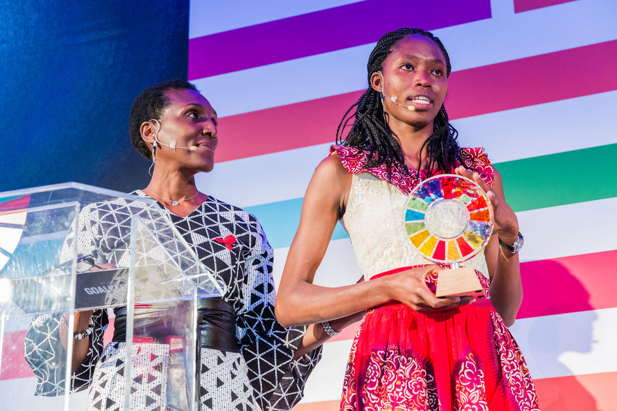 Moky Makura presents the Goalkeepers Changemaker award to Christine Ghati who accepted on behalf of Natalie Robi Tingo during the 2018 Goalkeepers event in Johannesburg, South. ©Gates Archive/Ilan Godfrey