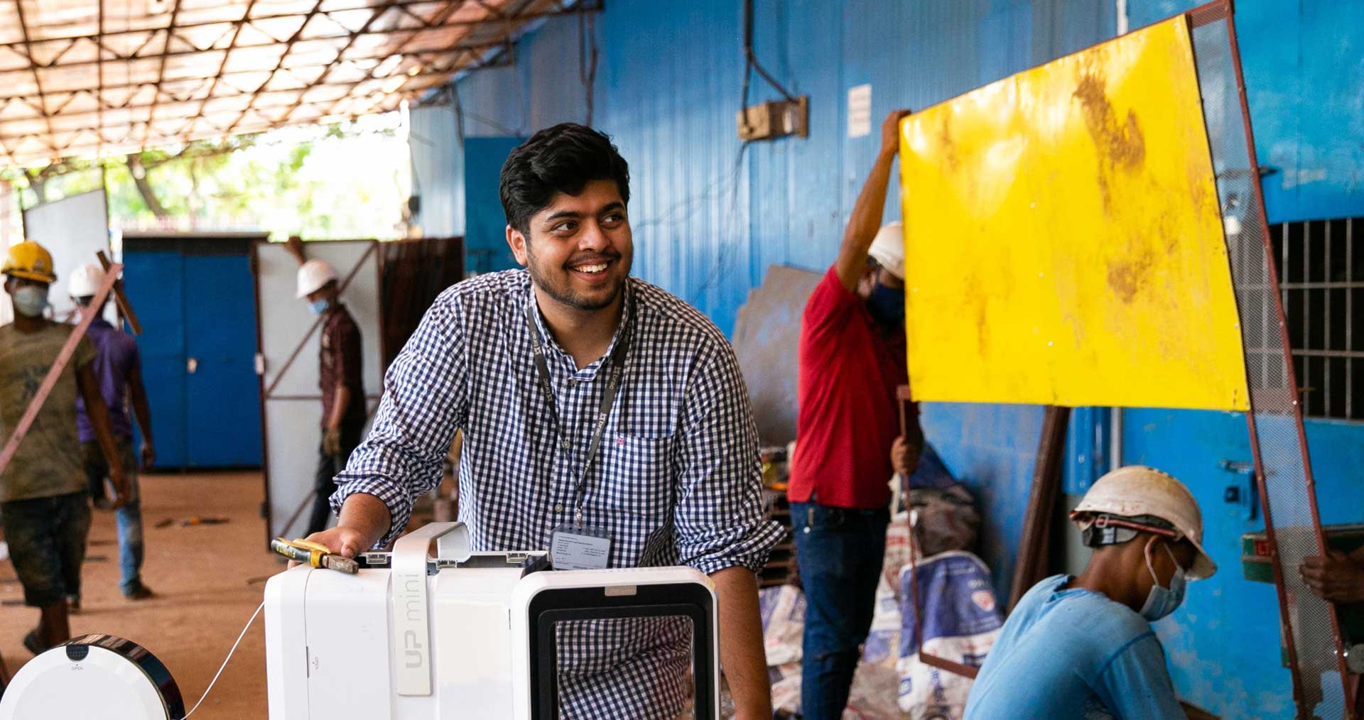 Калдип Бандху Ариал позирует фотографу в производственном центре BRAC Kuchubunia в Кокс-Базаре, Бангладеш. (29 августа 2021 г.)